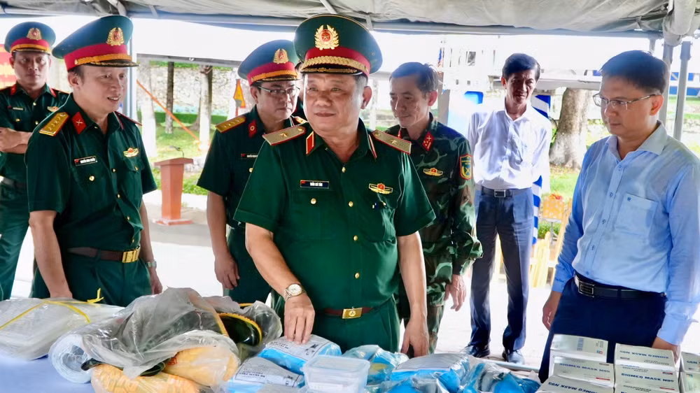 Các đại biểu kiểm tra công tác chuẩn bị thực hiện lấy mẫu giám định ADN. (Ảnh: TUẤN TÀI) 