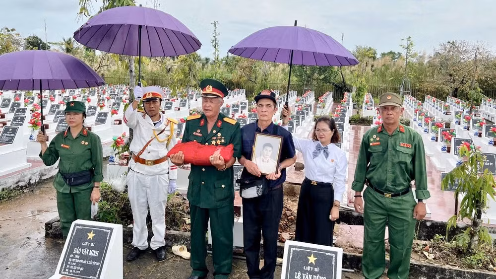Gia đình đưa liệt sĩ Vũ Khắc Thụ về quê hương an táng.