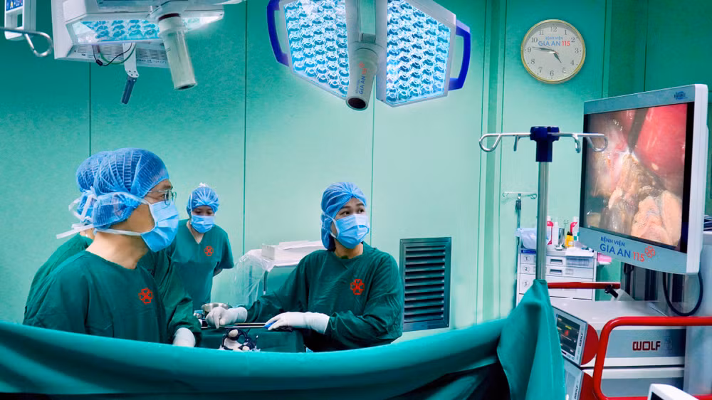 Ê-kíp bác sĩ phẫu thuật sỏi túi mật cho người bệnh. 