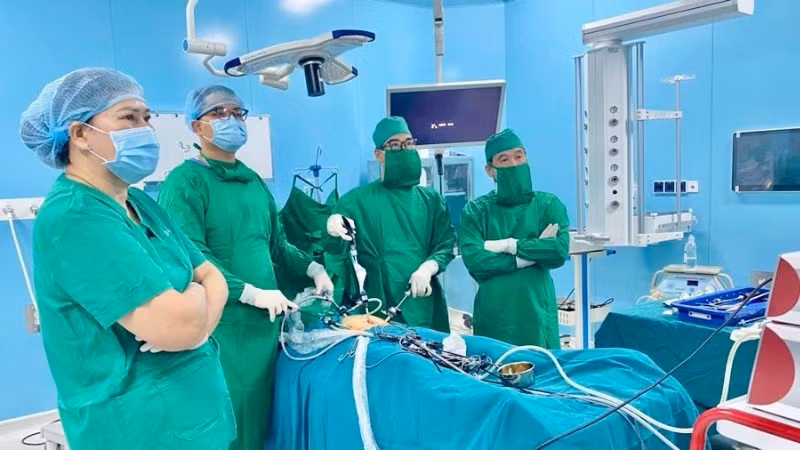 Ê-kíp bác sĩ mổ nội soi ca viêm ruột thừa tại đặc khu Côn Đảo.