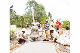 Đồng bào Khmer ở Bạc Liêu hăng hái làm đường nông thôn mới.