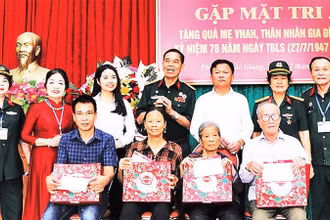 Ban Chấp hành Hội trao quà, sổ tiết kiệm tặng các thân nhân liệt sĩ. (Ảnh TRUNG ANH)