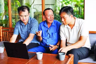 Nhóm kỹ sư trẻ học hỏi, trao đổi kỹ thuật nông nghiệp với Phó Giáo sư, Tiến sĩ Phạm Tiến Dinh - Viện Nông nghiệp Việt Nam.