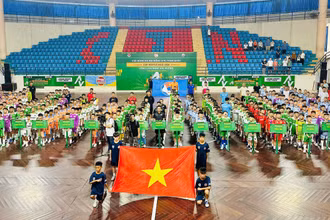 Nghi thức chào cờ khai mạc giải.