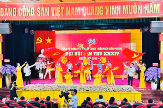 Các tiết mục văn nghệ chào mừng đại hội.