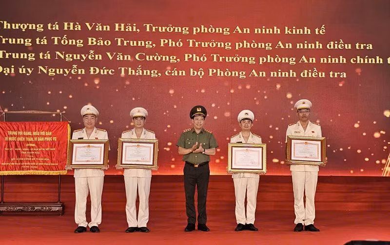 thu-tuong-tang-bang-khen.jpg
