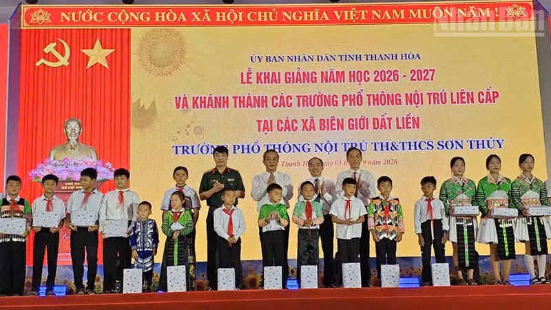 ndo_tr_3-tinh-tang-qua-3o-hoc-sinh.jpg