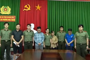  Công an tỉnh Khánh Hòa bắt giữ các đối tượng để điều tra hành vi lừa đảo tiền mã hóa. Ảnh: Công an tỉnh Khánh Hòa