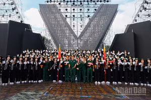 Khối đội hình nữ duyệt hoàn thiện trên sân khấu chính "Tổ Quốc Trong Tim 2"