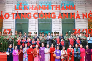 Đại diện lãnh đạo thành phố Hà Nội, đông đảo các tầng lớp nhân dân và học sinh Thủ đô dự lễ khánh thành.
