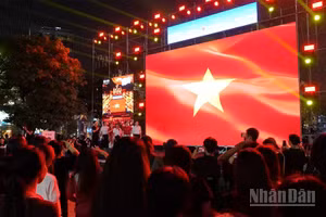 Lễ chào cờ diễn ra ở đầu cầu phố đi bộ Nguyễn Huệ, Thành phố Hồ Chí Minh.