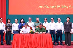 Ký biên bản bàn giao Cơ quan Thường trực Ban Chỉ đạo 57 Trung ương từ Văn phòng Trung ương Đảng về Bộ Công an. (Ảnh: KHỔNG HÀ)