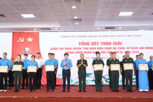 Thượng tướng Lê Quang Minh và Phó Chủ tịch Tổng Liên đoàn Lao động Việt Nam Nguyễn Xuân Hùng trao Bằng khen tặng các cá nhân đạt giải Xuất sắc, Nhất, Nhì. (Ảnh: KIM ANH)