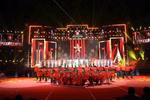 Chương trình nghệ thuật chính luận "81 Mùa bình yên" thu hút 5 nghìn người tham dự. (Ảnh: TTXVN)
