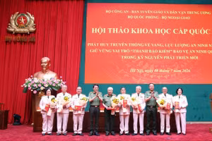 Bộ trưởng Lương Tam Quang và Thứ trưởng Phạm Thế Tùng tặng hoa các nhân chứng lịch sử là Anh hùng Lực lượng vũ trang nhân dân.