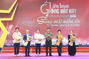 Đại tá Nguyễn Ngọc Quyền tặng hoa Ban giám khảo liên hoan.