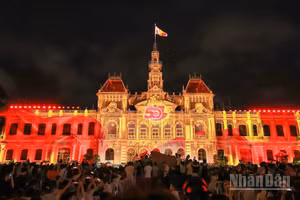 Mãn nhãn màn trình chiếu 3D mapping chào mừng 50 năm Thành phố mang tên Bác. 