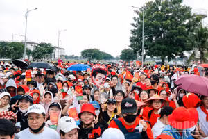 Rất đông khán giả đã chờ từ sớm để xem chương trình. (Ảnh: NHÓM PHÓNG VIÊN)