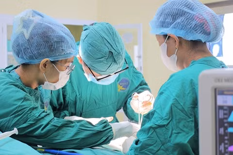 Ê-kíp phẫu thuật áp dụng phương pháp phẫu thuật kết hợp xương bằng nẹp vít hợp kim titanium đường trong miệng. (Ảnh: Bệnh viện cung cấp)