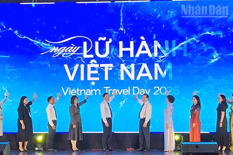 Các đại biểu thực hiện nghi thức chính thức khai mạc Ngày Lữ hành Việt Nam 2026. (Ảnh: PHÚC THẮNG)