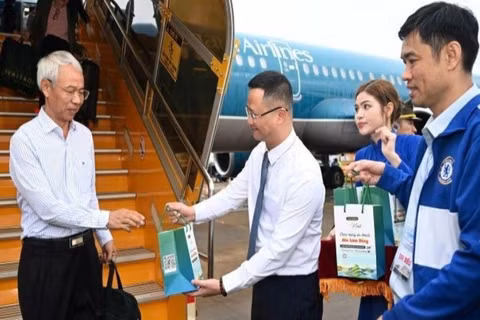 Ông Uông Việt Dũng, Cục trưởng Hàng không Việt Nam tặng quà cho hành khách tại Cảng Hàng không quốc tế Liên Khương. (Ảnh: Quang Hưng)