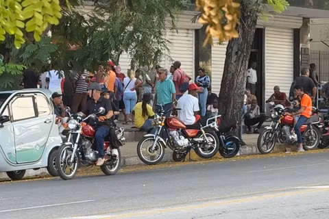 Người dân xếp hàng chờ giao dịch tại một chi nhánh ngân hàng ở thủ đô La Habana, Cuba. (Ảnh: TTXVN)