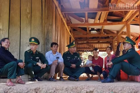 Cán bộ, chiến sĩ Đồn biên phòng Si Pa Phìn (Bộ đội Biên phòng tỉnh Điện Biên) tuyên truyền nhân dân trên địa bàn xã biên giới Si Pa Phìn cần nâng cao cảnh giác phòng, tránh tội phạm mua bán người. (Ảnh: LÊ LAN)