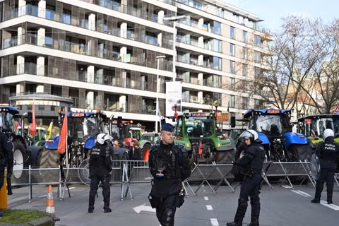 Cảnh sát làm nhiệm vụ gần tòa nhà Europa ở Brussels, Bỉ, ngày 18/12/2025. (Ảnh: Tân Hoa Xã)