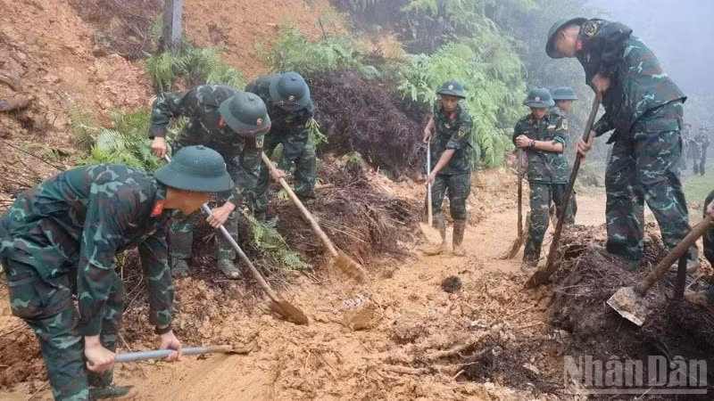 Lực lượng vũ trang tỉnh Lào Cai tham gia khắc phục thiên tai tại xã Mù Cang Chải. (Ảnh: THANH SƠN)