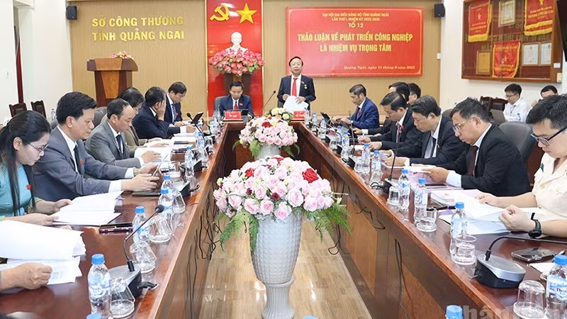 Quang cảnh thảo luận tại tổ 12 với chuyên đề phát triển công nghiệp là nhiệm vụ trọng tâm.