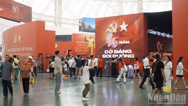 Công chúng tham quan triển lãm "95 năm Cờ Đảng soi đường".