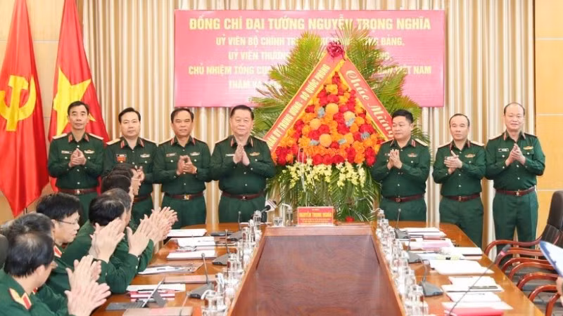 Đại tướng Nguyễn Trọng Nghĩa, Ủy viên Bộ Chính trị, Bí thư Trung ương Đảng, Chủ nhiệm Tổng cục Chính trị Quân đội Nhân dân Việt Nam tặng hoa chúc mừng Học viện Chính trị nhân kỷ niệm 43 năm Ngày Nhà giáo Việt Nam. (Ảnh: TRỌNG ĐỨC/TTXVN)
