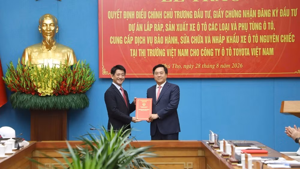 Chủ tịch Ủy ban nhân dân tỉnh Phú Thọ Trần Duy Đông trao Quyết định chủ trương đầu tư cho Công ty Toyota Việt Nam. (Ảnh: NGỌC LONG)