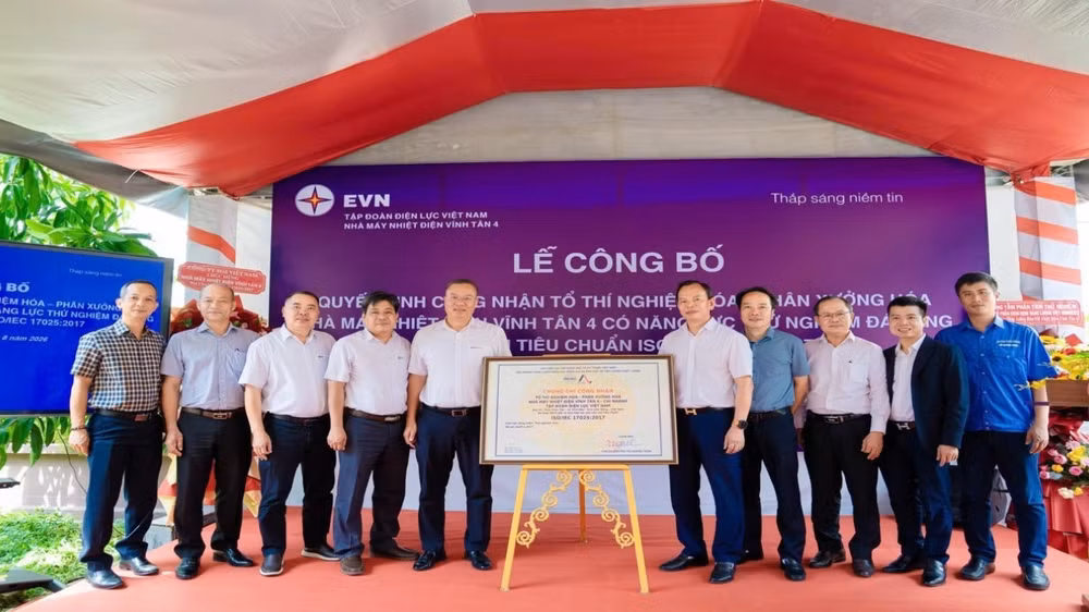 Các đại biểu chụp ảnh lưu niệm tại Lễ công bố Quyết định công nhận Tổ Thí nghiệm Hóa-Phân xưởng Hóa của Nhà máy Nhiệt điện Vĩnh Tân 4. (Ảnh: Nhà máy Nhiệt điện Vĩnh Tân 4)