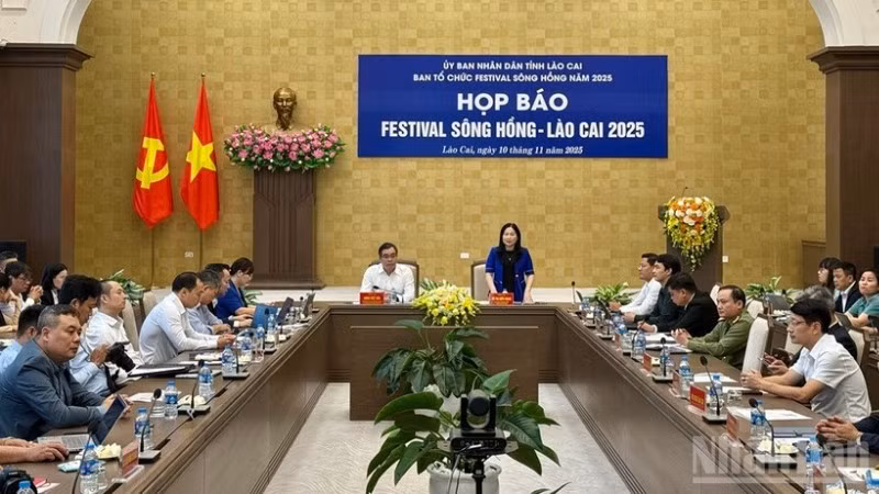 Quang cảnh buổi họp báo. (Ảnh: THANH SƠN)