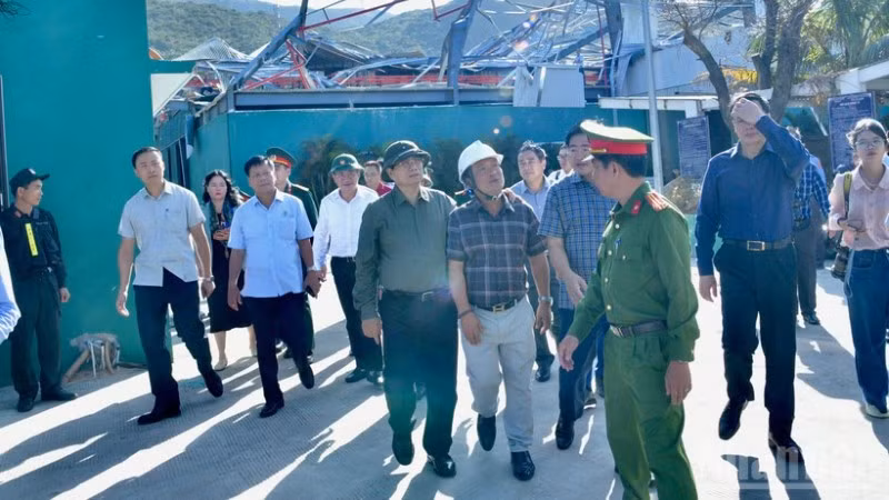 Thủ tướng Phạm Minh Chính đi thị sát, tìm hiểu các doanh nghiệp bị thiệt hại bởi bão số 13 tại Công ty TNHH Tổng hợp Tân Đại Nam ở Khu kinh tế Nhơn Hội. (Ảnh: THANH GIANG)