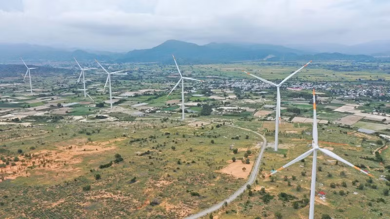 Cột tua-bin điện gió thuộc Công ty cổ phần Phong điện Thuận Bình, tỉnh Lâm Đồng.