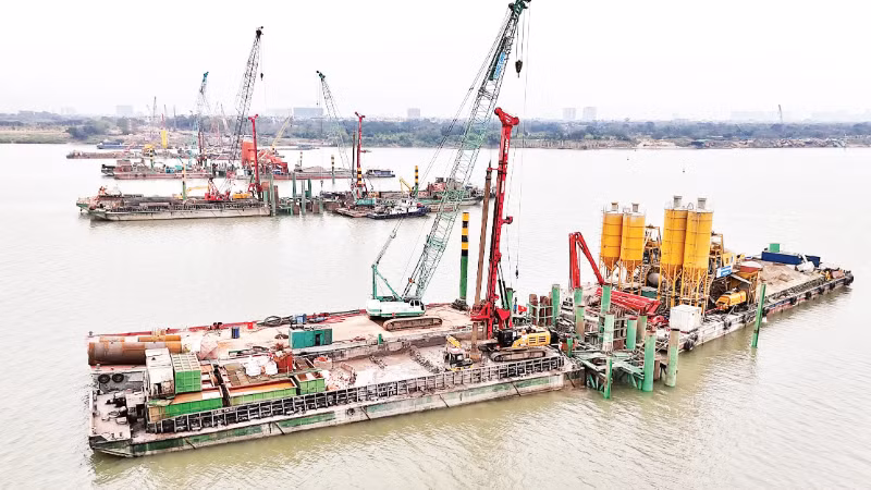 Các nhà thầu thi công cầu Trần Hưng Đạo chỉ nghỉ chiều 29 và sáng mồng 1 Tết, phấn đấu hoàn thành công trình vào giữa năm 2027.