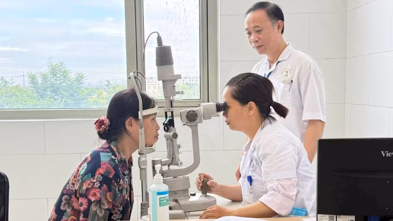 Các y, bác sĩ Bệnh viện đa khoa Thường Tín (Sở Y tế Hà Nội) khám sức khỏe định kỳ cho người dân trên địa bàn thành phố Hà Nội.