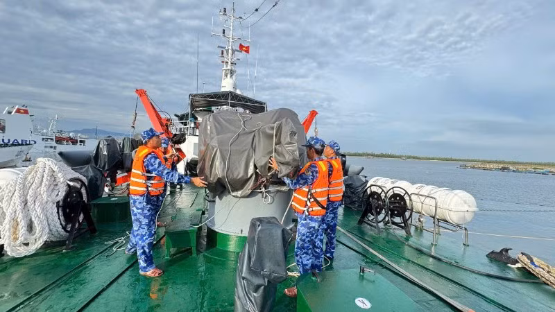 Các tàu chằng dây chống bão số 13.