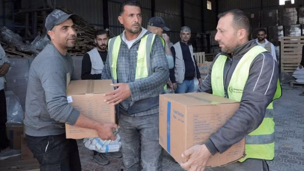 Nhân viên Liên hợp quốc chuyển hàng cứu trợ tới Gaza. (Ảnh: WFP)