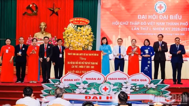 Phó Bí thư Thành ủy, Chủ tịch Ủy ban Mặt trận Tổ quốc Việt Nam thành phố Đồng Nai Huỳnh Thị Hằng trao bức trướng của Thành ủy, Hội đồng nhân dân, Ủy ban nhân dân, Ủy ban Mặt trận Tổ quốc Việt Nam thành phố tặng Đại hội.