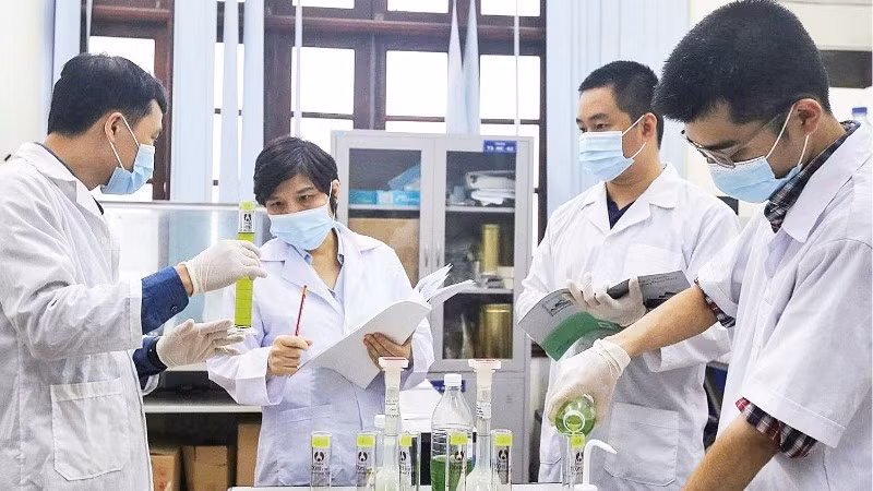 Giáo sư, Tiến sĩ Vũ Thị Thu Hà cùng nhóm nghiên cứu tại Phòng thí nghiệm trọng điểm Công nghệ Lọc, Hóa dầu.