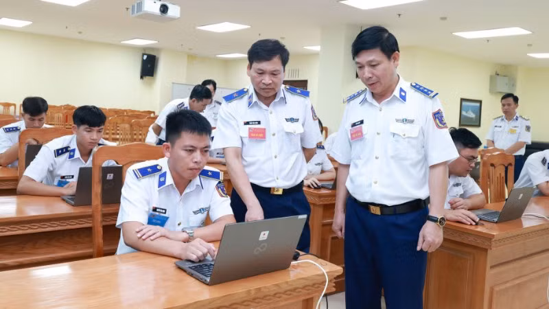 Thiếu tướng Trần Văn Xuân, Phó Chính ủy Cảnh sát biển Việt Nam, Trưởng Ban tổ chức hội thi theo dõi phần thi kiến thức của các thí sinh.