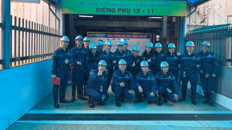 Các văn nghệ sĩ trong chuyến đi thực tế tại mỏ than ở Quảng Ninh vào dịp Ngày Thơ Việt Nam năm 2026. (Ảnh: THIÊN AN)
