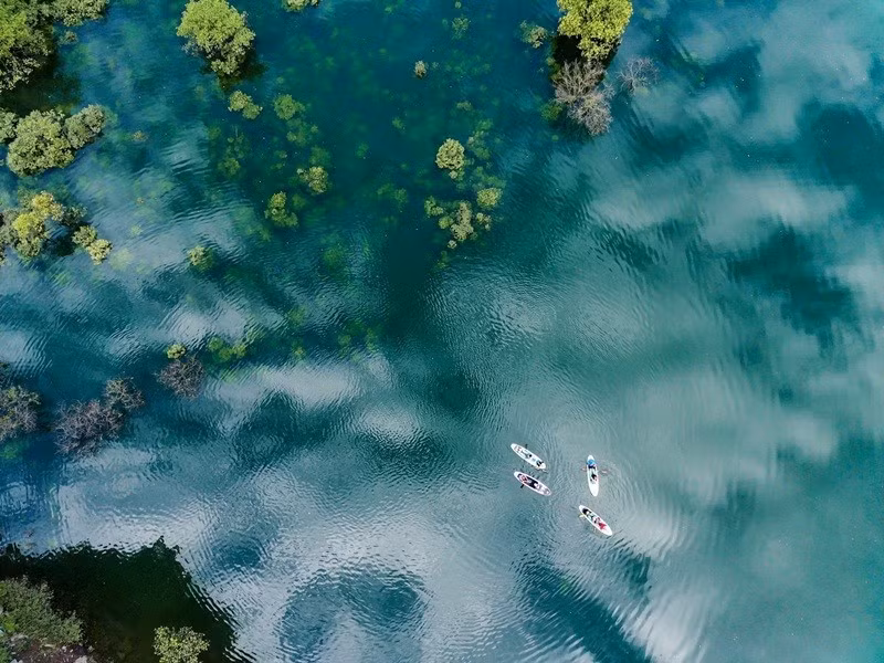 Chèo sup trên hồ Lân Ty (Lạng Sơn). (Ảnh: MẠNH PHẠM)