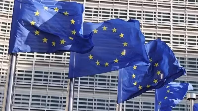 Cờ của Liên minh châu Âu tại trụ sở Ủy ban châu Âu ở Brussels, Bỉ. (Ảnh: Tân Hoa Xã)