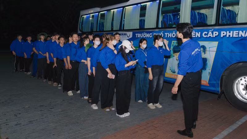 Lực lượng sinh viên tình nguyện Thủ đô cấp tốc lên đường trong đêm.
