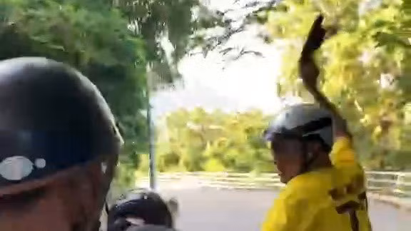 Cảnh Bùi Văn Đại đánh anh Đ.H.Đ. (Ảnh cắt từ clip)