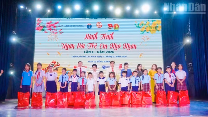 Trao quà Tết cho trẻ em có hoàn cảnh khó khăn tại khu vực 1 thuộc Thành phố Hồ Chí Minh.